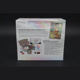 Pokémon Karmesin & Purpur Prismatische Entwicklungen Top-Trainer-Box · Karmesin & Purpur Prismatische Entwicklungen · Deutsch · Originalverpackt Bild 2